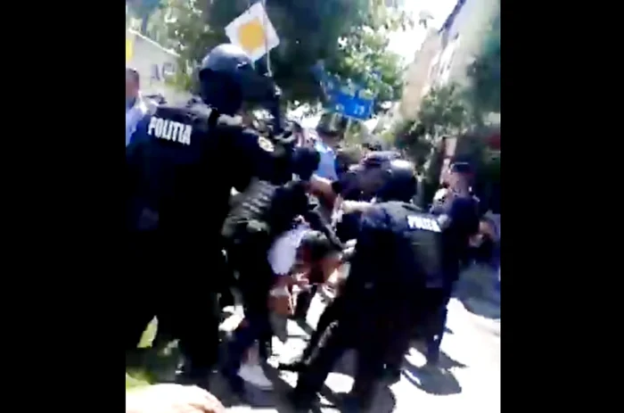 FOTO captură de la încăierarea forțelor de ordine cu rudele fetei ucise pe trecerea de pietoni