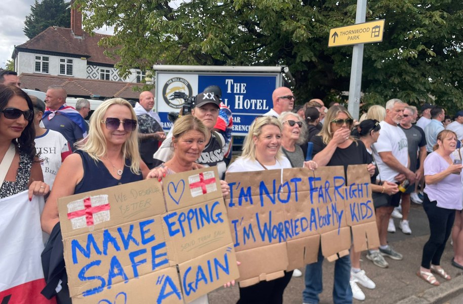 Proteste violente în fața unui hotel din Marea Britanie care găzduiește solicitanți de azil: „Trimiteți-i acasă”