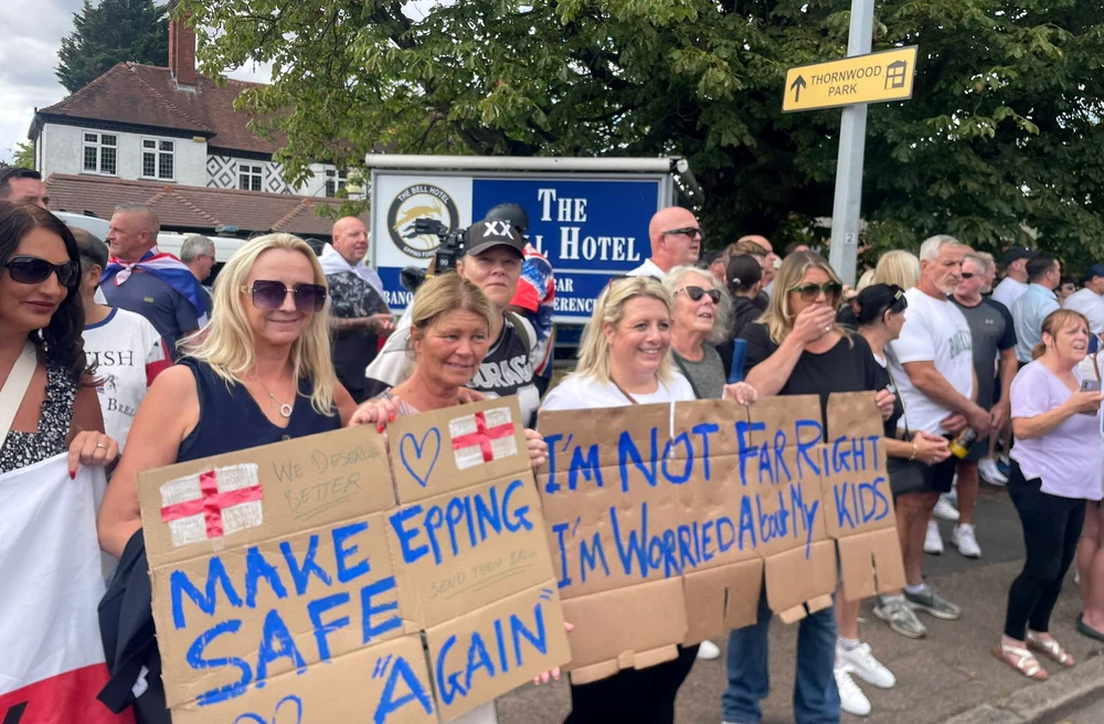Sute de manifestanți au protestat în fața unui hotel din Marea Britanie FOTO: X