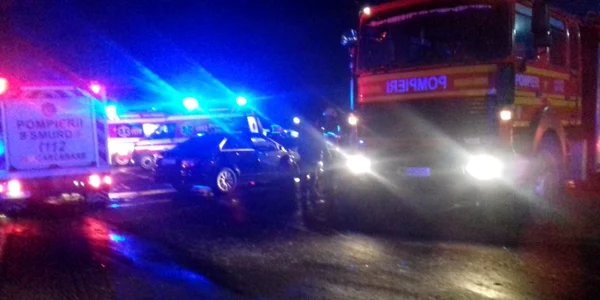 Accident rutier pe DN 1 Avrig - Sibiu în urma coliziunii dintre un microbuz şi un autoturism - 7 persoane implicate Foto Adevărul