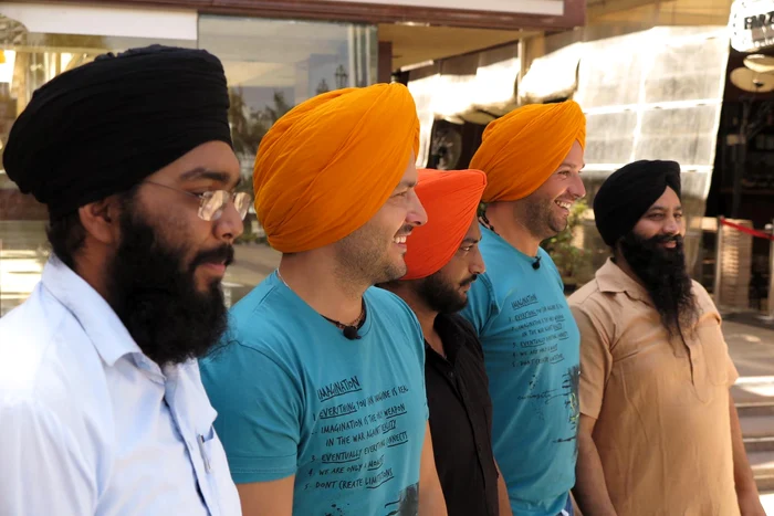 Liviu Vârciu s-a îmbrăcat în haine tradiționale din Sri Lanka