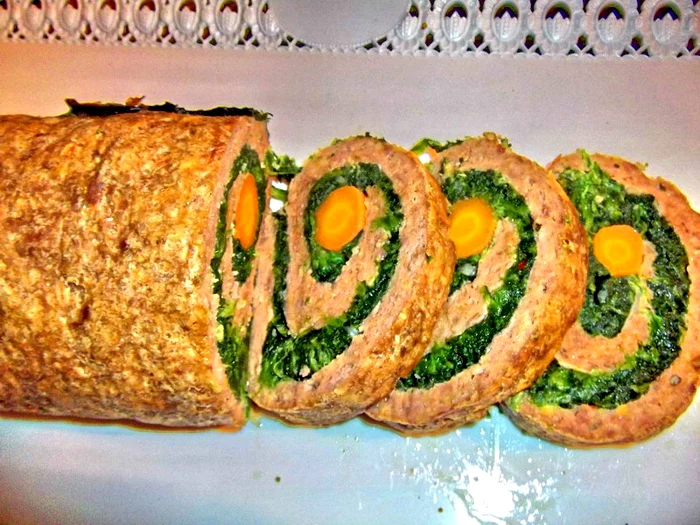 Ruladă din carne tocată cu spanac