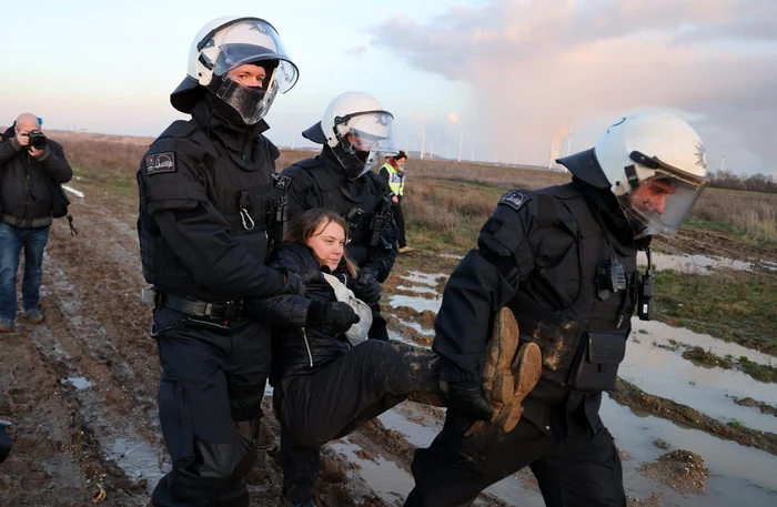 Greta Thunberg a fost reţinută de poliţia germană în timp ce protesta FOTO Profimedia 