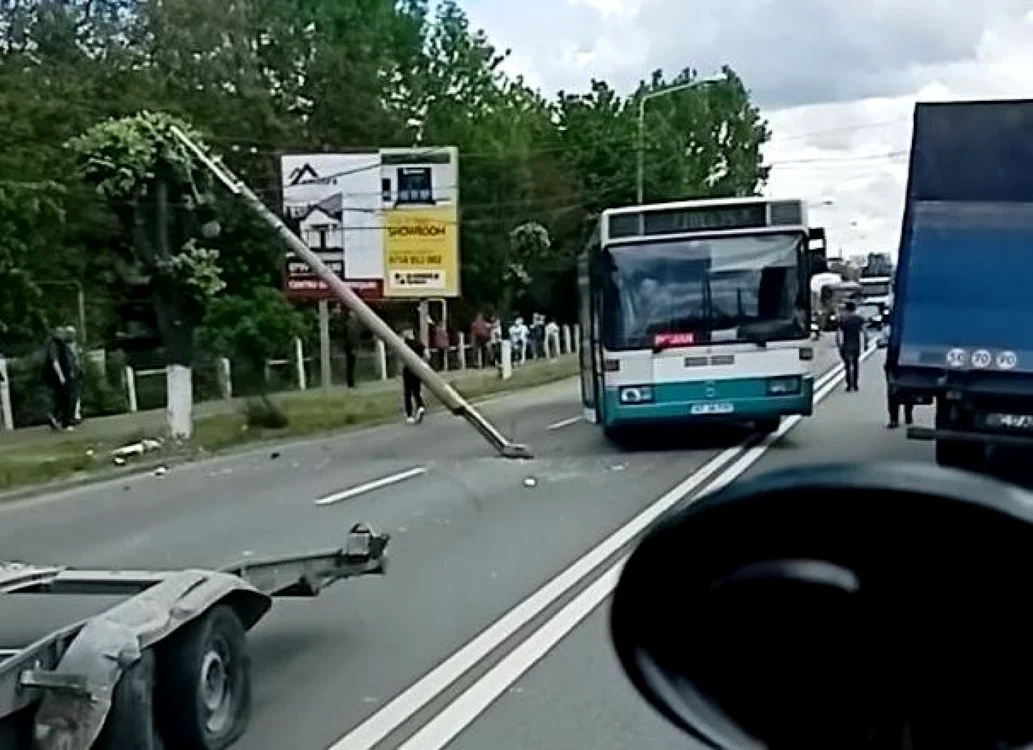 În accidentul de la Roman au fost implicate trei autovehicule FOTO Stirineamţ.ro
