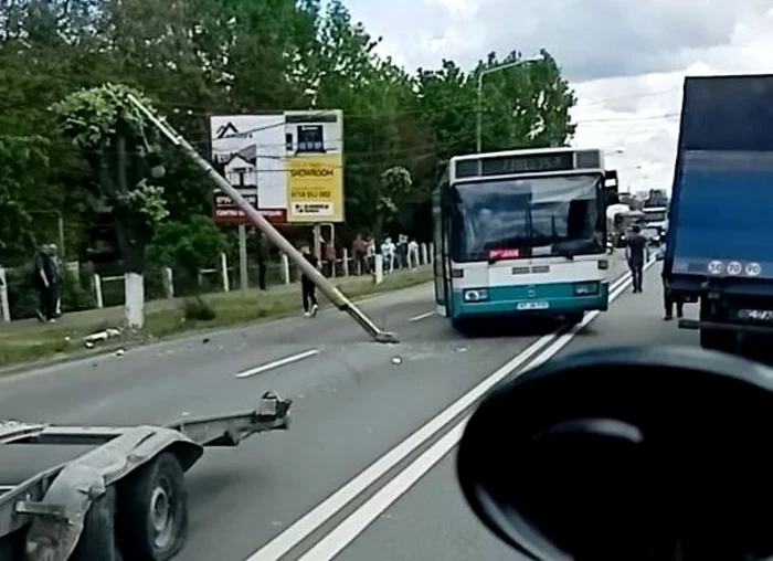 În accidentul de la Roman au fost implicate trei autovehicule FOTO Stirineamţ.ro