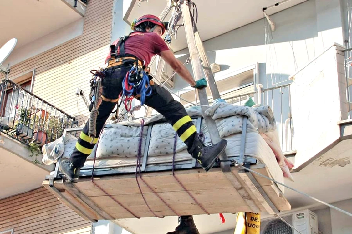 
    Misiunea s-a  desfăşurat la  peste 14 metri  înălţime  