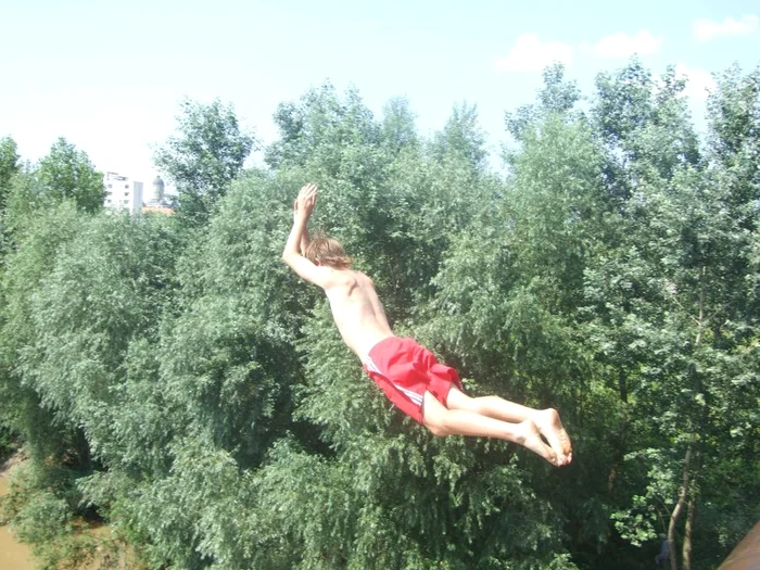 
    Szatmari Miklos sare de anul trecut de pe podul de fier  