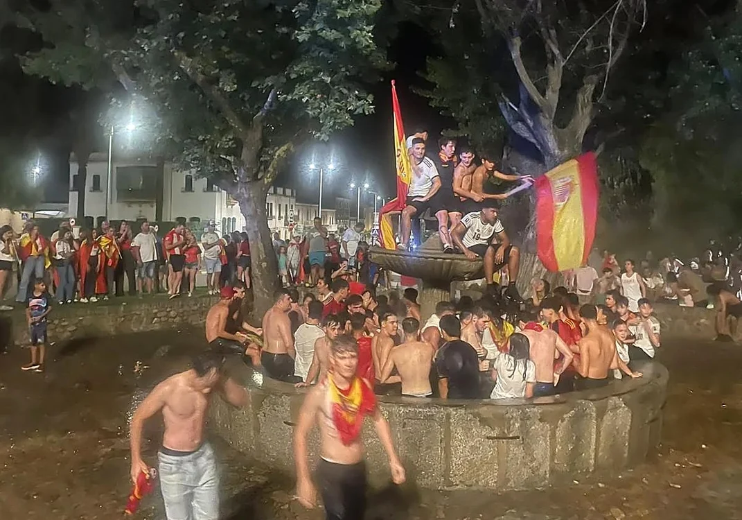 Mai mulți tineri se urcaseră pe fântâna care s-a prăbușit FOTO X