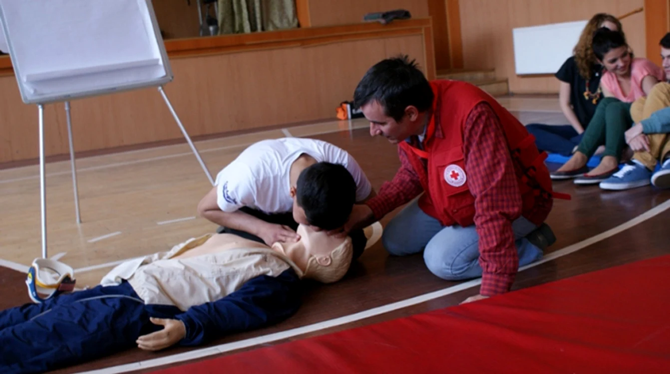 
    În cazul stopului cardio-respirator, modul în care se face respirație artificială poate face diferența între viață și moarte  
