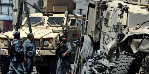 Soldaţi verifică zona unde a avut loc un atac sinucigaş asupra unui convoi militar în Kabul Afganistan FOTO AP