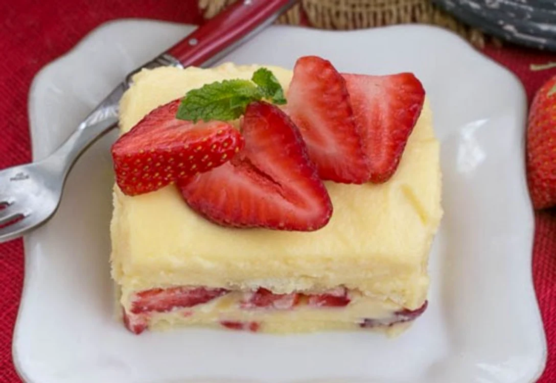 Răsfaţă-te cu un tiramisu cu căpşuni, după o reţetă simplă.clickpoftabuna.ro