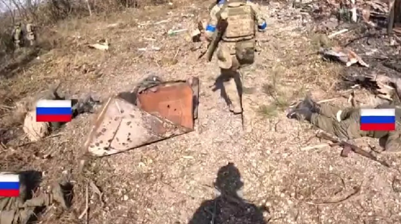 Regimentul „Tsunami” înaintând printre cadavre de soldați ruși Captură X