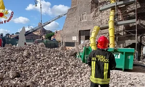 O parte din turnul medieval de lângă Colosseum s-a prăbușit la Roma FOTO Profimedia