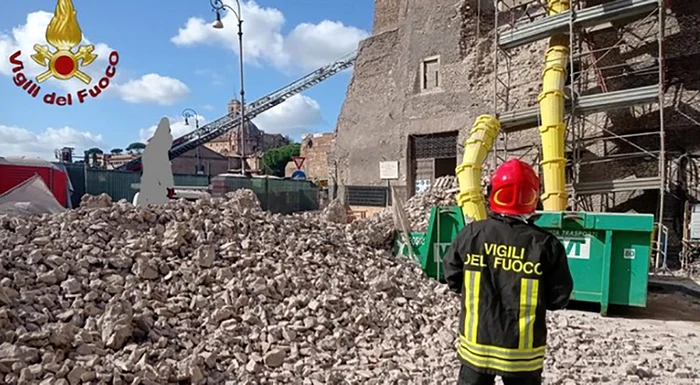 O parte din turnul medieval de lângă Colosseum s-a prăbușit la Roma FOTO Profimedia