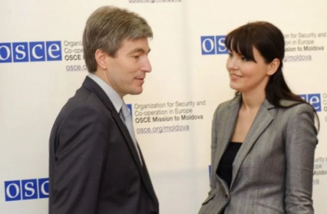 Vicepremierul Eugen Carpov şi Nina Ştanschi, aşa-numitul ministru de externe de la Tiraspol. FOTO OSCE