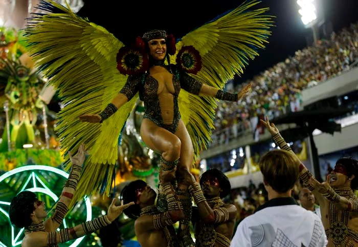 Dansatoarele sexy au fost în centrul atenţiei foto: AP