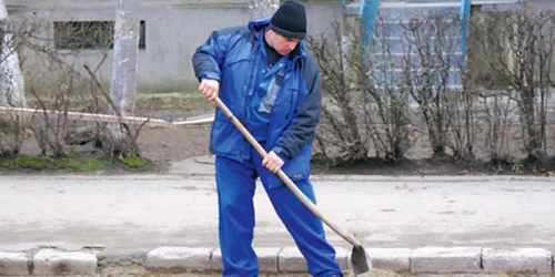 Drumarii au aruncat nisip în gropi. foto: Adi Todor