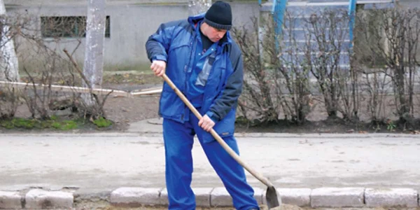 Drumarii au aruncat nisip în gropi. foto: Adi Todor