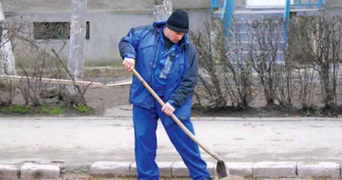 Drumarii au aruncat nisip în gropi. foto: Adi Todor