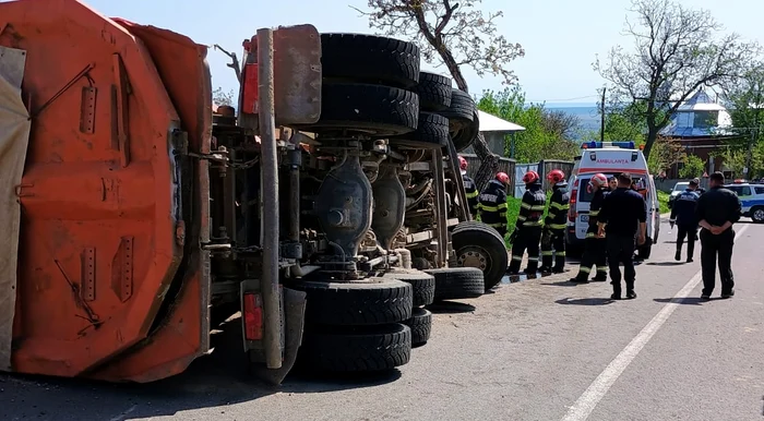 Camion răsturnat în județul Galați FOTO: ISU 