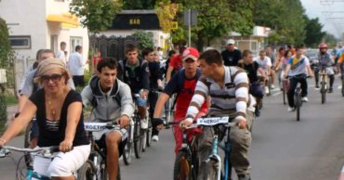 Târgu-Jiu: Zeci de biclişti au participat la un marş pe străzile din Târgu-Jiu