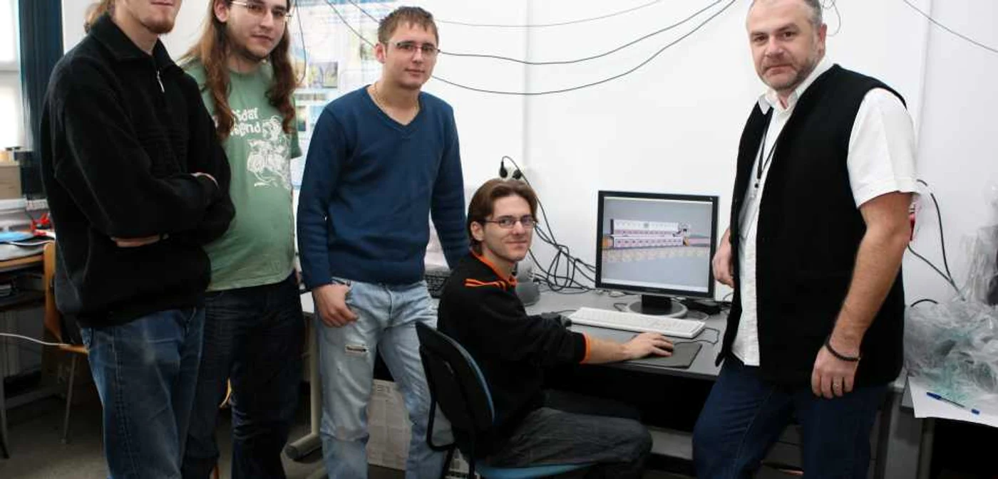 Echipa de informaticieni condusă de profesorul Dorin-Mircea Popovici (dreapta)