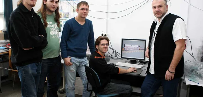 Echipa de informaticieni condusă de profesorul Dorin-Mircea Popovici (dreapta)