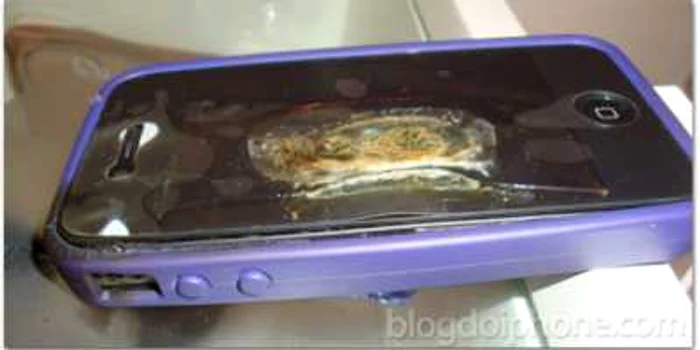 iPhone 4 care a luat foc în timpul încărcării bateriei.