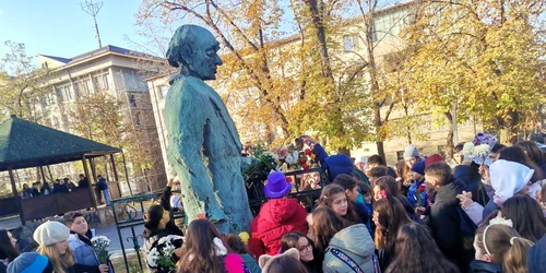 elevi scoala gimnaziala eugen ionescu depun flori la statuia dramaturgului 26 noiembrie 2024   foto alina mitran (3) jpg