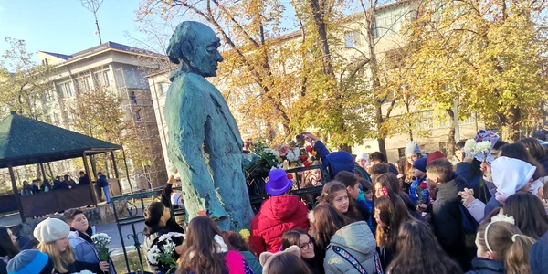 elevi scoala gimnaziala eugen ionescu depun flori la statuia dramaturgului 26 noiembrie 2024   foto alina mitran (3) jpg