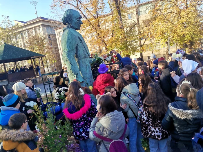 Elevii de la Școala Eugen Ionescu, cu flori la statuia dramaturgului FOTO: Alina Mitran
