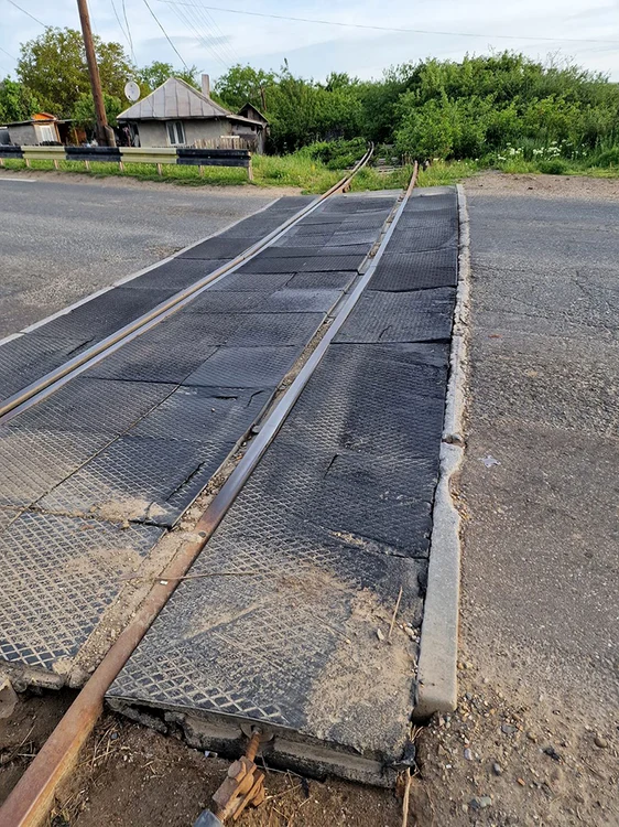 Lucrarea de la trecerea la nivel cu calea ferată a început deja să cedeze FOTO Vremea Nouă