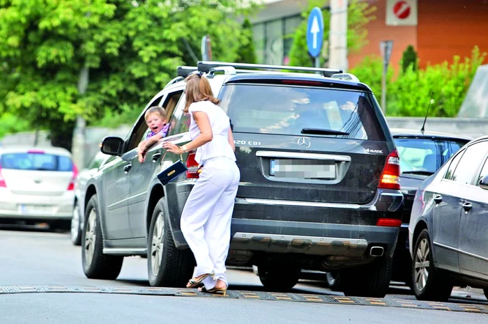 Plictisit de atâta aşteptare, Albert e bucuros nevoie-mare că mama lui a revenit, în sfârşit...