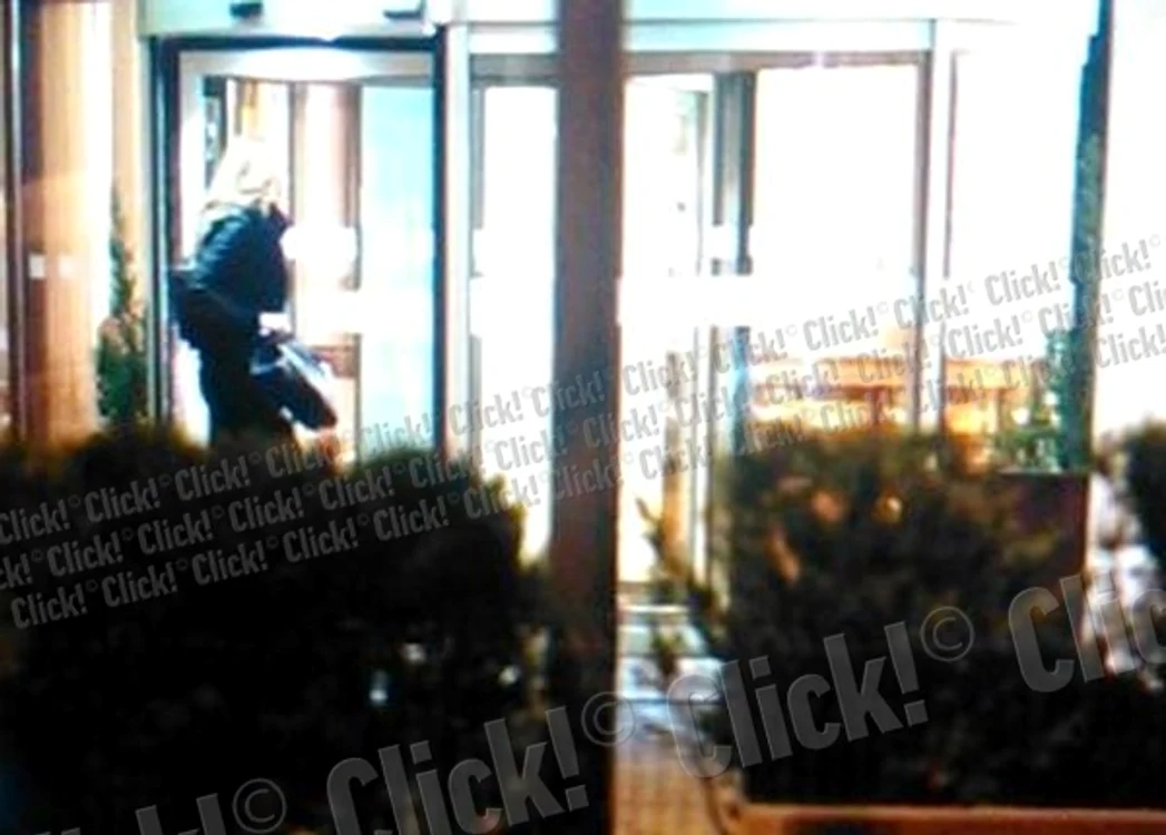 Iulia Vântur intrând îăn hotelul în crae se află Salman Khan, marţi seară.