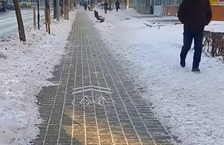 Deszăpezire pe model Dorel la Bacău. Zăpada curățată de pe pistele de bicicletă a fost aruncată pe trotuare FOTO
