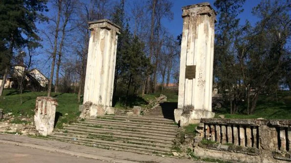 Cimitirul Eroilor Români din Chişinău, în paragină şi plin cu gunoaie jpeg