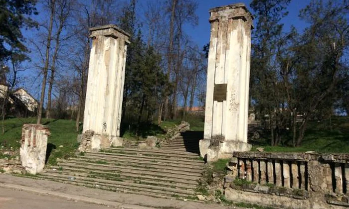 Cimitirul Eroilor Români din Chişinău, în paragină şi plin cu gunoaie jpeg