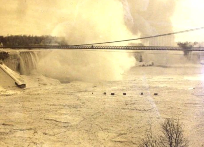 Podul suspendat deasupra Cascadei Niagara Foto Niagara Falls Museums 