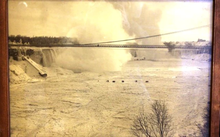 Podul suspendat deasupra Cascadei Niagara înghetaţie în 1890 Foto Niagara Falls Museums