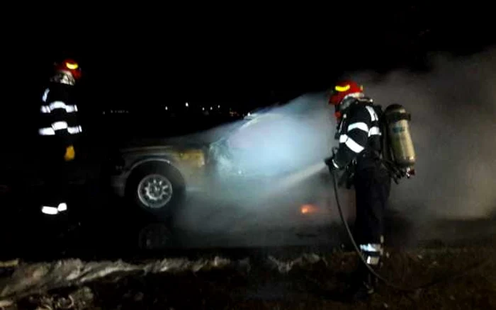 
    O tânără a murit carbonizată în mașina care a luat focFoto: adevarul.ro  