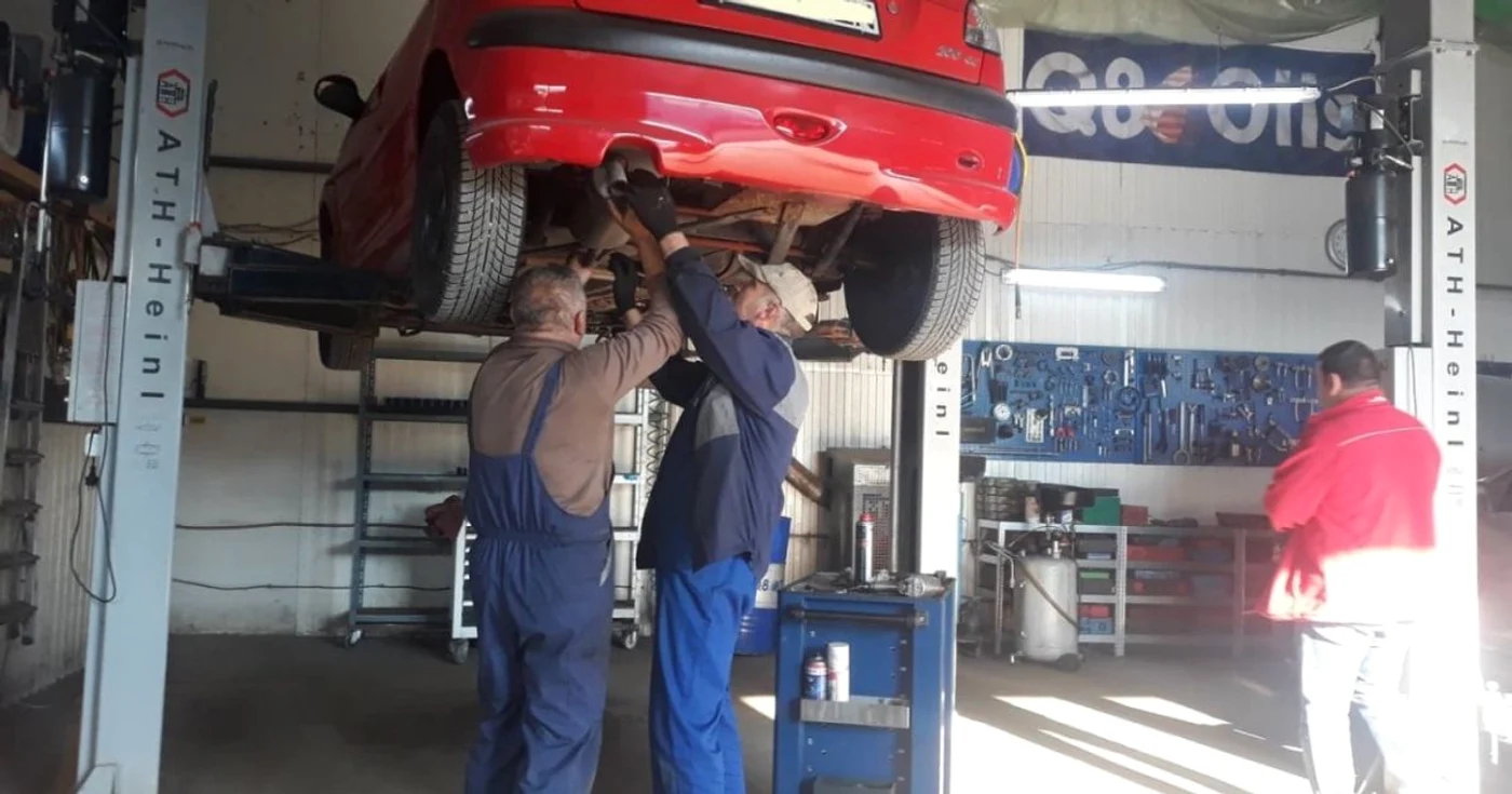 Maşina service auto Braşov. Foto