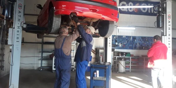 Maşina service auto Braşov. Foto