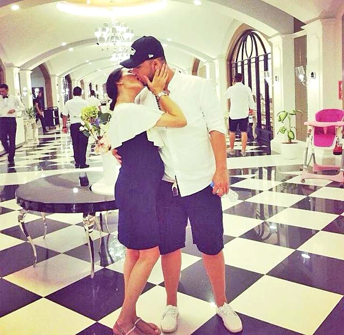 Gabi şi Claudia s-au sărutat pe unde au apucat în vacanţă