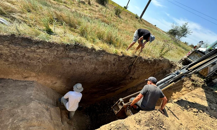 Cercetare arheologică la fortificația Valul lui Traian de Jos (© Facebook / Agenția Națională Arheologică)