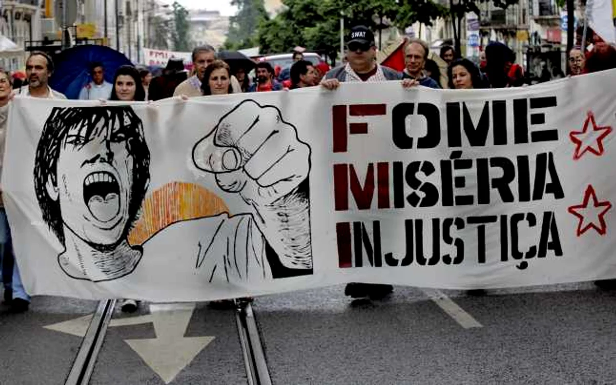 Intervenţia Fondului Monetar Internaţional în Portugalia şi măsurile de austeritate dictate de instituţie în schimbul împrumutului de urgenţă au scos sute de mii de portughezi în stradă. FOTOGRAFII Reuters