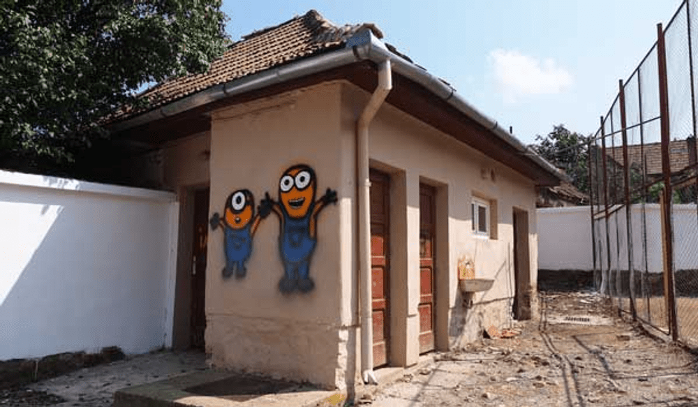 Cum s-a redus cu 90% numărul școlilor cu grup sanitar în curte în Argeș în cinci ani