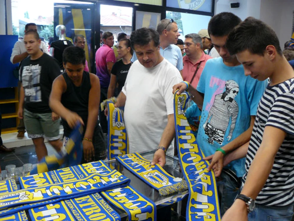 Suporterii au venit în număr mare la deschderea magazinului. FOTO fcpetrolul.ro