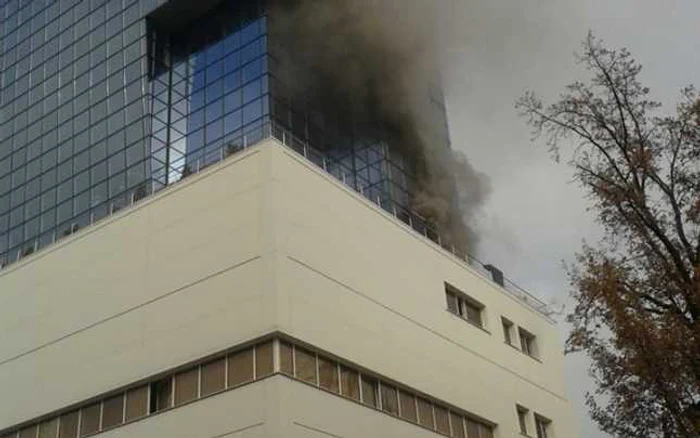 Incendiu a izbuncnit la etajul şase FOTO Facebook.com Alexandra Stoler