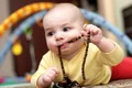 bebe cu margele foto webmd1 jpg