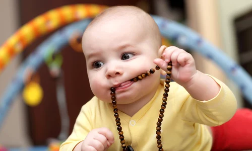 bebe cu margele foto webmd1 jpg